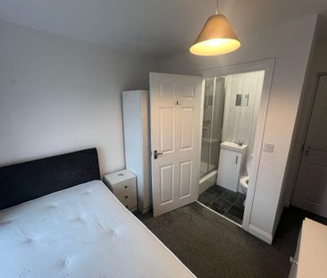 To Let : Modern 6-Bedroom En-Suite HMO Guisborough, TS14 6HR - Photo 4