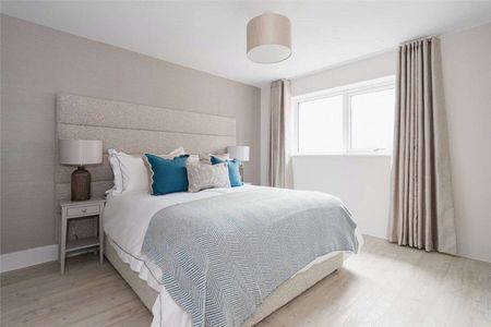 A first floor, 2 bedroom apartment in a gated community. - Photo 4