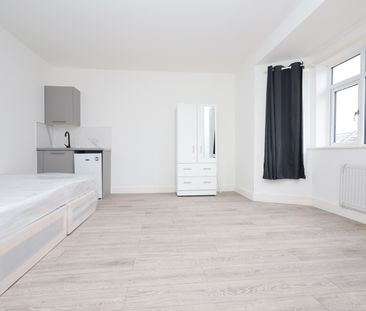 Studio Flat, Arngask Road, SE6 - Photo 1