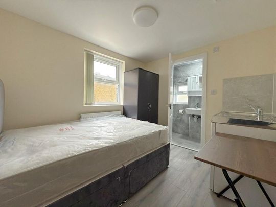 1 bedroom in a flat share to rent - Photo 1