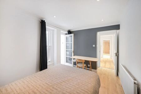 2 bedroom flat in South Kensington - Photo 5