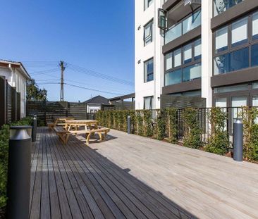 Bright and warm unit with a secure carpark - Photo 5