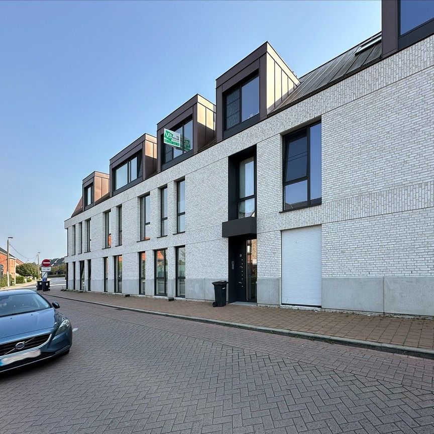 Recent, lichtrijk appartement met mooi terras, inclusief autostaanplaats en berging in centrum Broechem! - Foto 1