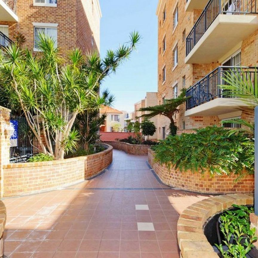 Furnished Apartment in Resort Style Complex! - Photo 1
