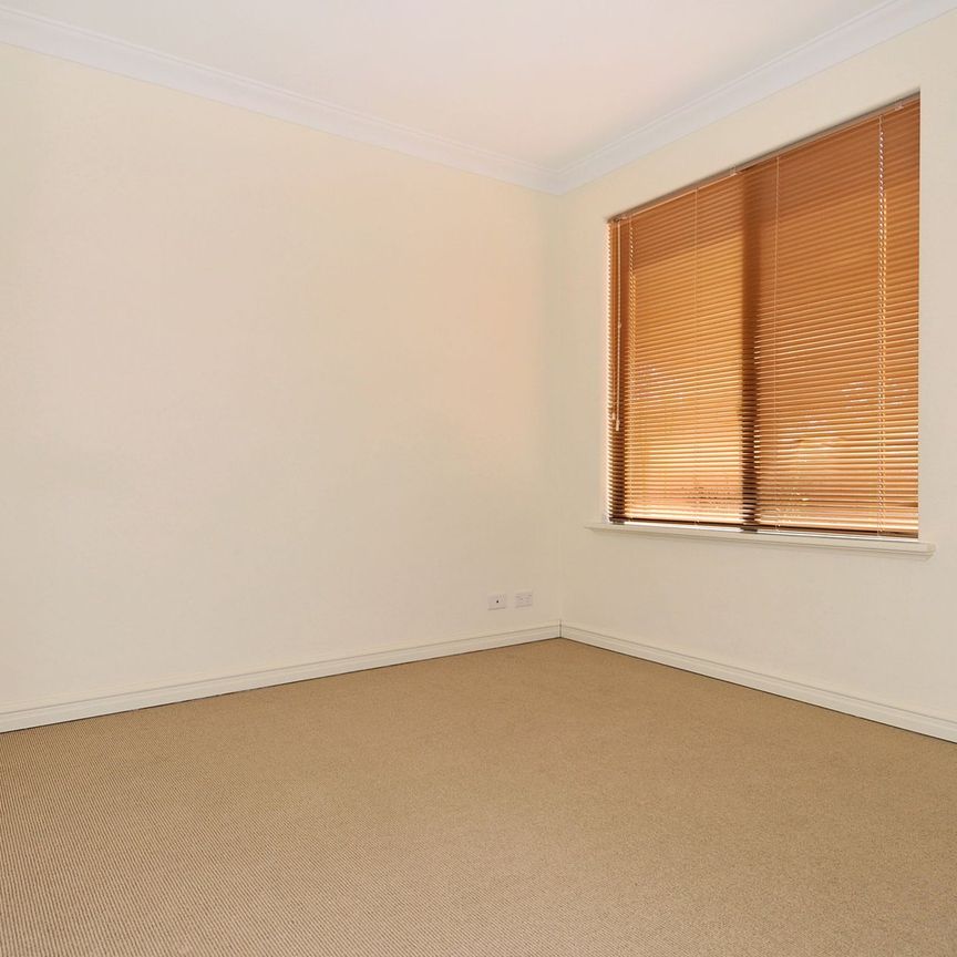 Spacious 4-Bedroom Family Home in Prime Coastal Location - Photo 1