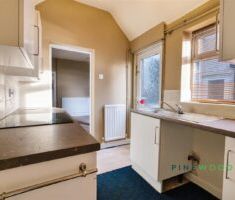 3 BEDROOM House - Terraced - Photo 2