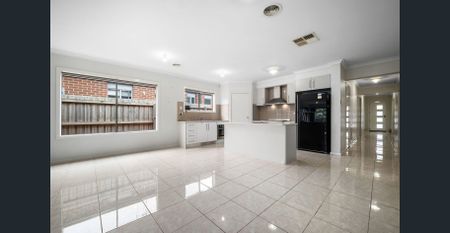 4 BEDROOM FAMILY HOME - Photo 4