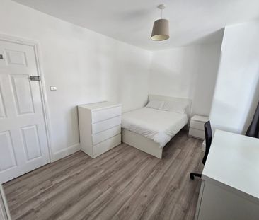 5 Bed Semi-Detached House, Wilton Avenue, SO15 - Photo 5