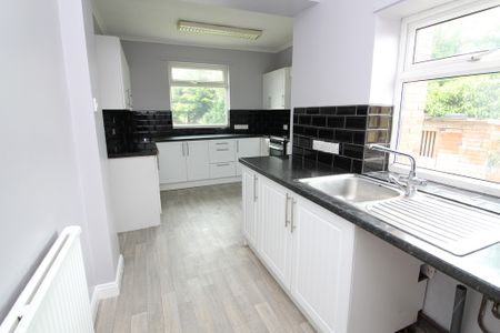 4 Bedroom Semi-Detached House - Photo 5