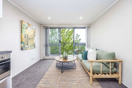 Chic 2BR Central Apt w/ Amenities - Photo 4