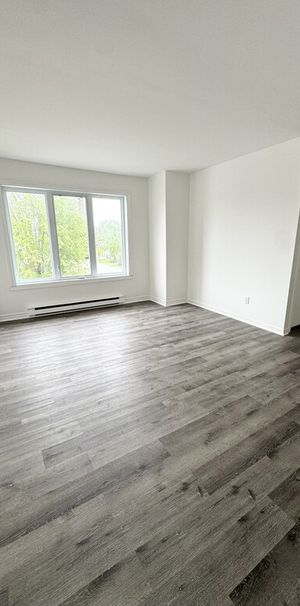 IMMENSE 5½ De 1800 Pi² à Boisbriand - Photo 1
