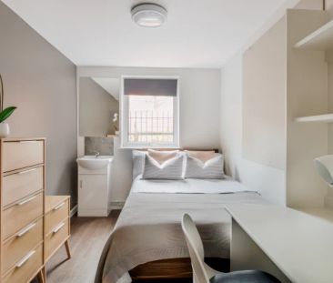 5 Bedrooms 2 Bathrooms - Photo 1