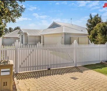 Spacious Coastal Family Living - Photo 2