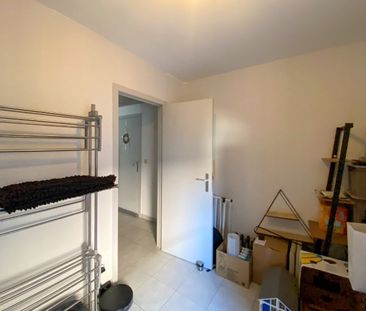 Gelijkvloerse appartement met 2 slaapkamers, tuin en garage. - Foto 6