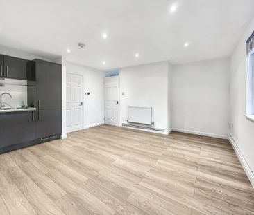 A redecorated two-bedroom, first-floor flat featuring a newly fitte... - Photo 3