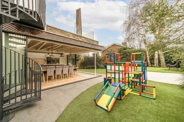Staveley Gardens, Chiswick, W4 - Photo 1