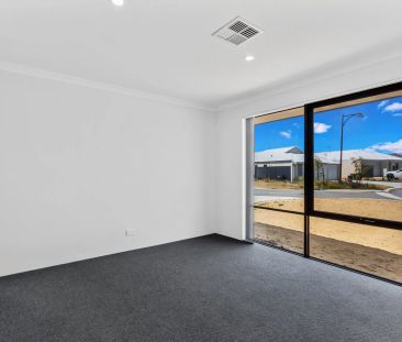 Spacious and Stylish 4-Bedroom Home Close to Shops, Schools and Parks - Photo 4