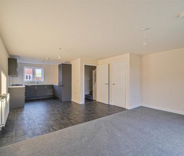 3 bedroom semi-detached house to rent - Photo 4