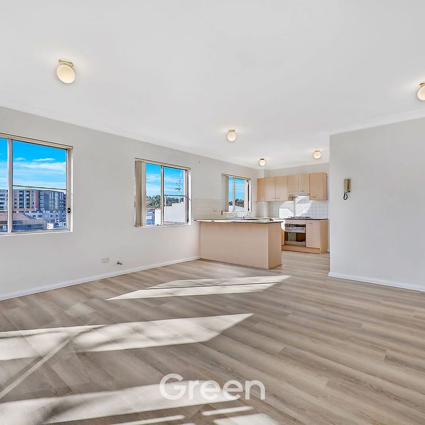 Sunny Top-Floor Apartment in a Prime Location - AVAILABLE NOW - Photo 1