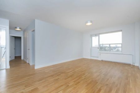 111 Lawton Boulevard — 2 Bedroom - unit PH04 - Photo 3