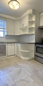 2696 LAKE SHORE BLVD. W. #2- 2BED/2BATH, LAUNDRY, STEPS TO TTC - Photo 4