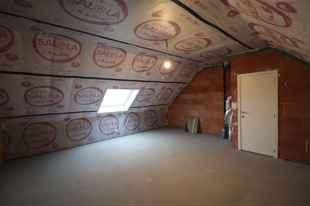 Nieuwbouwwoning met 3 slaapkamers, zolder, tuin en 2 autostaanplaatsen. - Photo 1