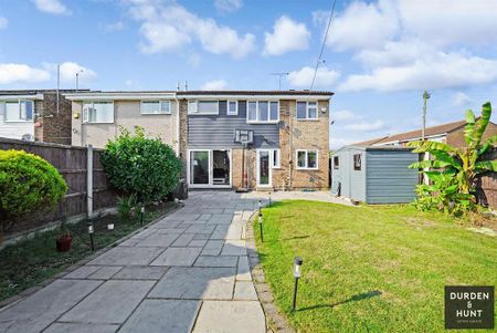 4 bedroom end of terrace house to rent - Photo 4