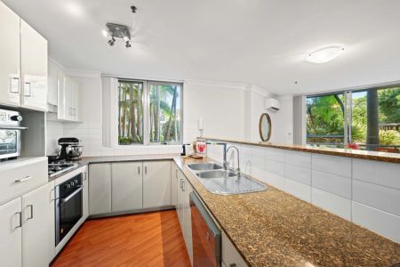 Sundrenched and spacious two bedroom apartment - Photo 3