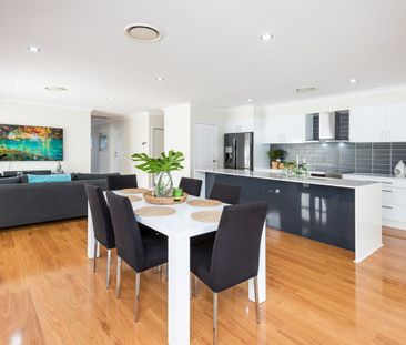 SPACIOUS MODERN SINGLE LEVEL LOW MAINTENANCE FAMILY HOME - Photo 2