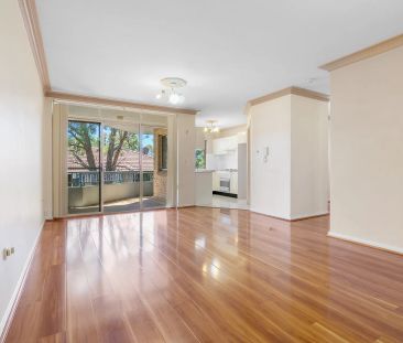 SPACIOUS TWO BEDROOM APARTMENT WITH NEAR NEW FLOORING THROUGH-OUT - Photo 6