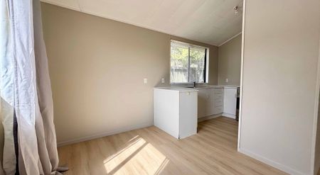 Convenient location and parking! - Photo 5