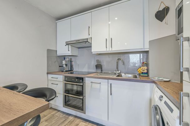 Bramlands Close, London, SW11 - Photo 1