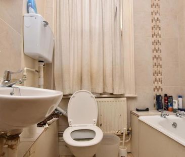 **Single Occupants Only** Ocean present this double room in a SHARE... - Photo 5