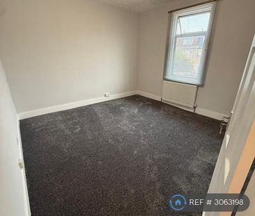4 bedroom semi-detached house to rent - Photo 6