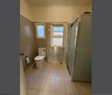 Neat & Tidy 2 bedroom house + Sunroom - Photo 3