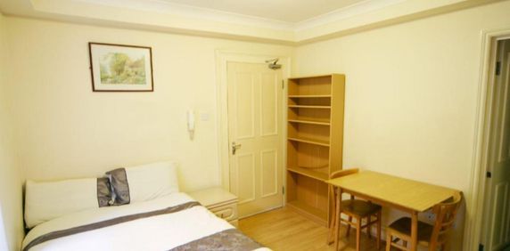 studio property to let - Photo 2