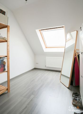 Ruim en lichtrijk duplex met staanplaats in Buizingen - Photo 2