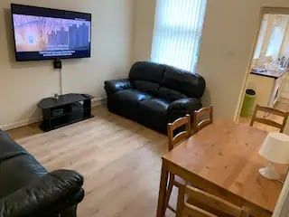 4 Bed Terraced House, Coronation Street, M5 - Photo 1