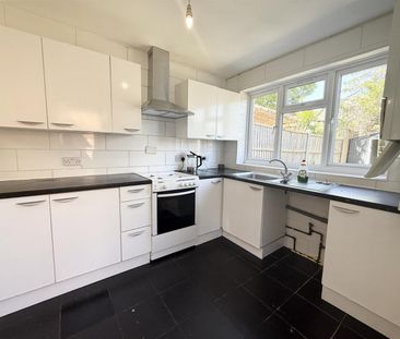 4 Bedroom House - Mid Terrace To Let - Photo 5