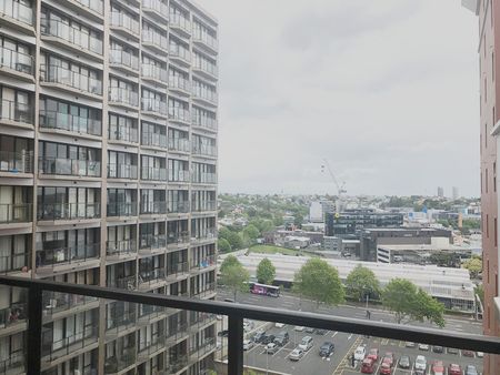 Popular Imperial Gardens apartment is waiting for new occupants! - Photo 2