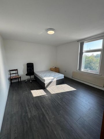 4 bedroom terraced house to rent - Photo 4