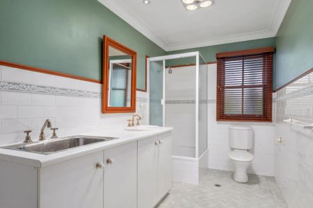 One Bedroom Flat With All Utilities Included - Photo 4