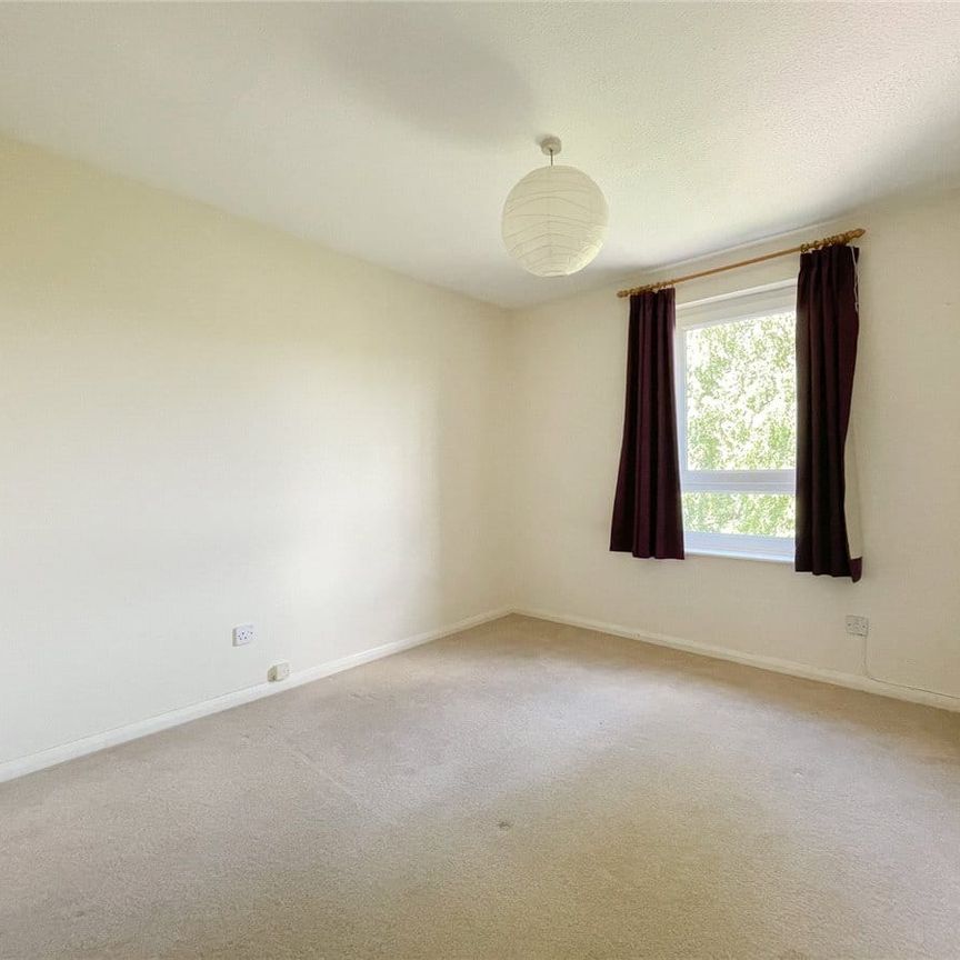 Well presented top floor 1 bedroom apartment to rent in Cambridge with local amenities close by & excellent access to City centre, Addenbrookes Hospital & Railway Station. Off street parking. Unfurnished. - Photo 1