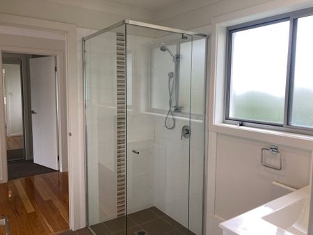 Modern two bedroom unit in sought after location. - Photo 4