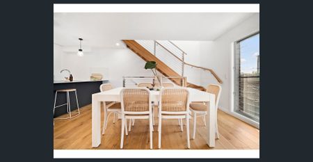 CONTEMPORARY STYLE AND SOPHISTICATION IN EXCEPTIONAL LOCATION - Photo 3