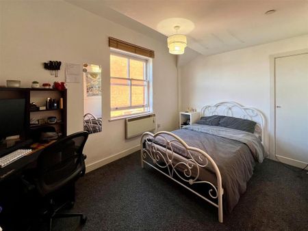 4 bedroom apartment to rent - Photo 2