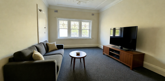 ART DECO ONE BEDROOM APARTMENT! - Photo 2