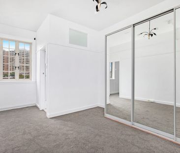 Art Deco Charm in an Unbeatable City Location - Photo 2