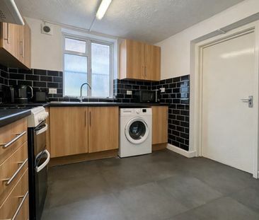 Furnished Double Room To Let - HP11 - Photo 4