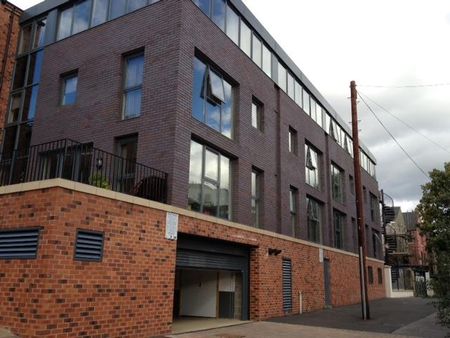 Leeds - Photo 4